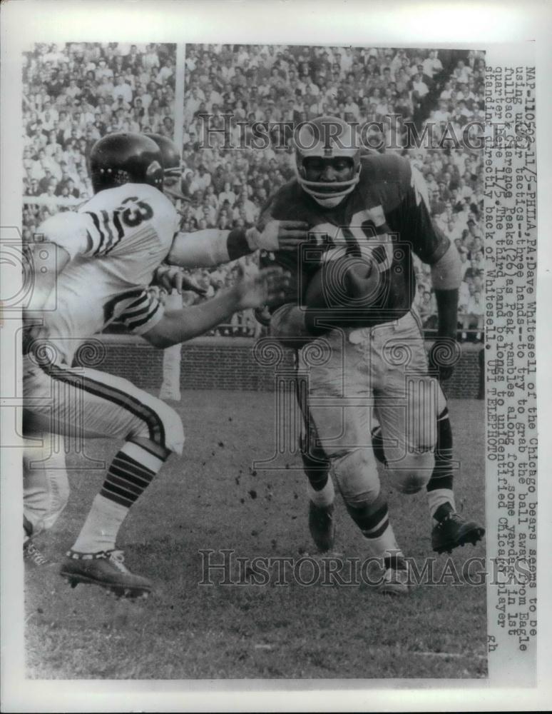 1961 Press Photo Chicago Bears Dave Whitesell Grabs For Ball From Clarence Peaks - Historic Images