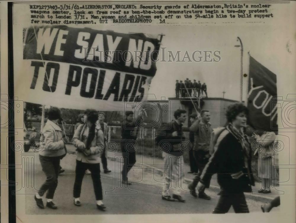 1961 Press Photo Ban-the-bomb demonstrators at Britain's Weapons Center. - Historic Images