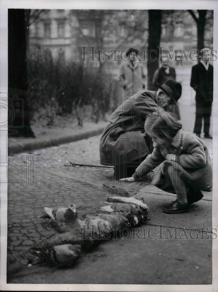 1955 Press Photo Girls Inspects Net To Catch Pigeons in Berlin - nea19401 - Historic Images