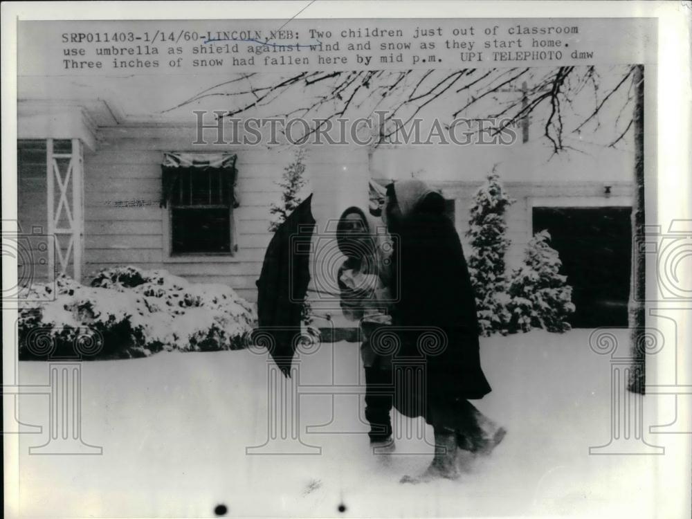 1960 Press Photo Lincoln Nebraska using umbrellas to shield against snow - Historic Images