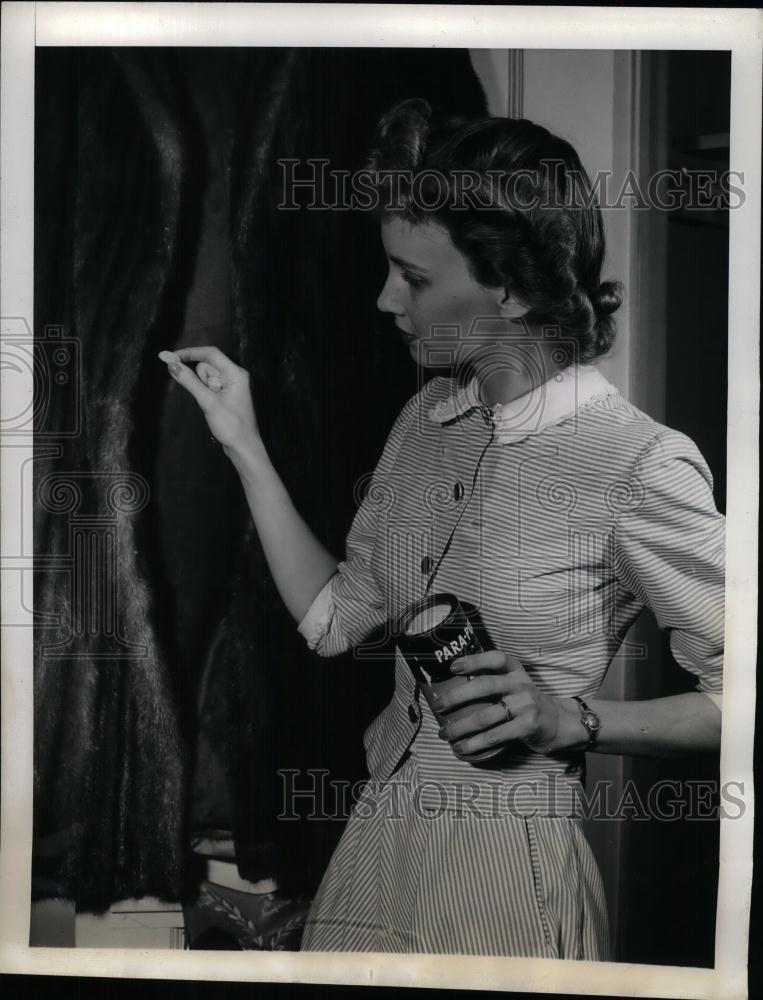 1943 Press Photo Demonstration of how to store coats for the off season - Historic Images