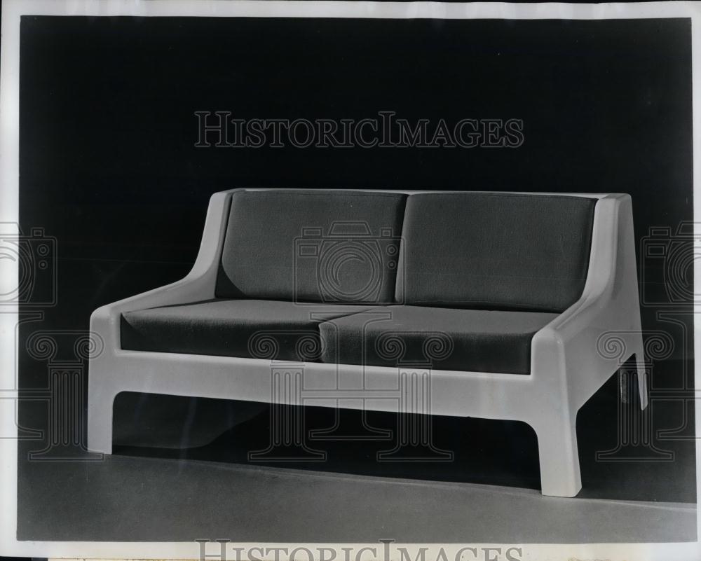 1967 Press Photo Love Seat From Italy Made Of Man Made Materials &amp; Molded Fiber - Historic Images