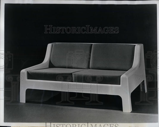 1967 Press Photo Love Seat From Italy Made Of Man Made Materials & Molded Fiber - Historic Images