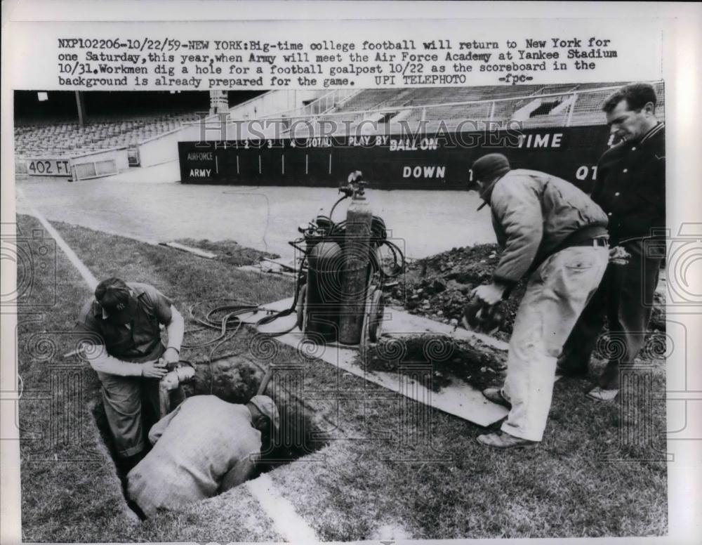 1959 Press Photo Workmen prepares for Army &amp; Air Force Academy Game at Yankee - Historic Images