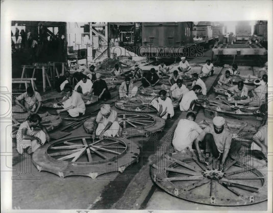 1942 Press Photo Railway Workshop Making Gun Firing Platforms in India - Historic Images