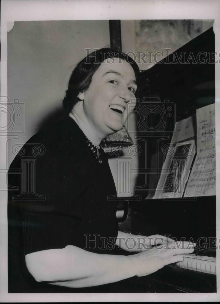 1941 Press Photo Mrs. Madeline Davis Fleetwood former Concert Singer Hostess - Historic Images