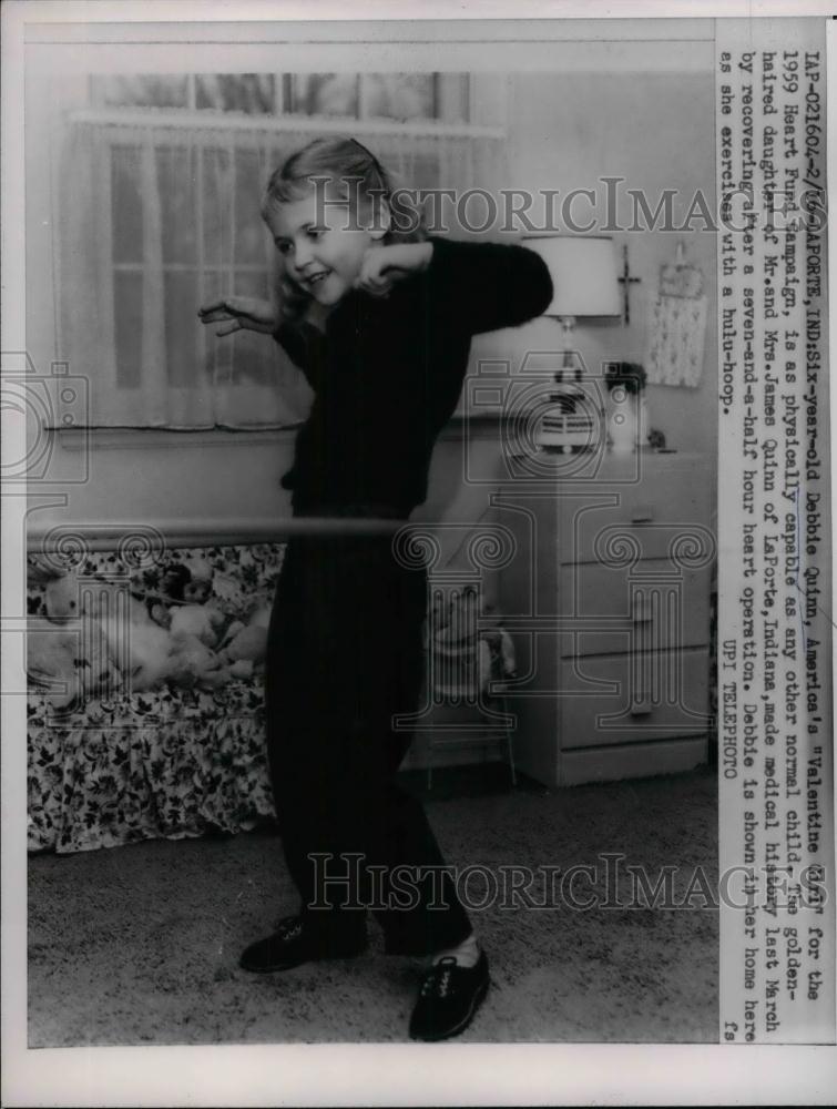 1959 Press Photo America&#39;s Valentine Girl Debbie Quinn Hula Hoops At Home - Historic Images