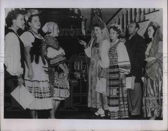 1954 Press Photo Escapees from seven captive countries behind the iron curtain - Historic Images