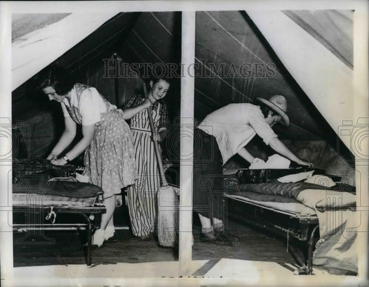 1943 Press Photo Lil Capine, Barb Zienka, Eve Fisher at Youth Farm work camp - Historic Images