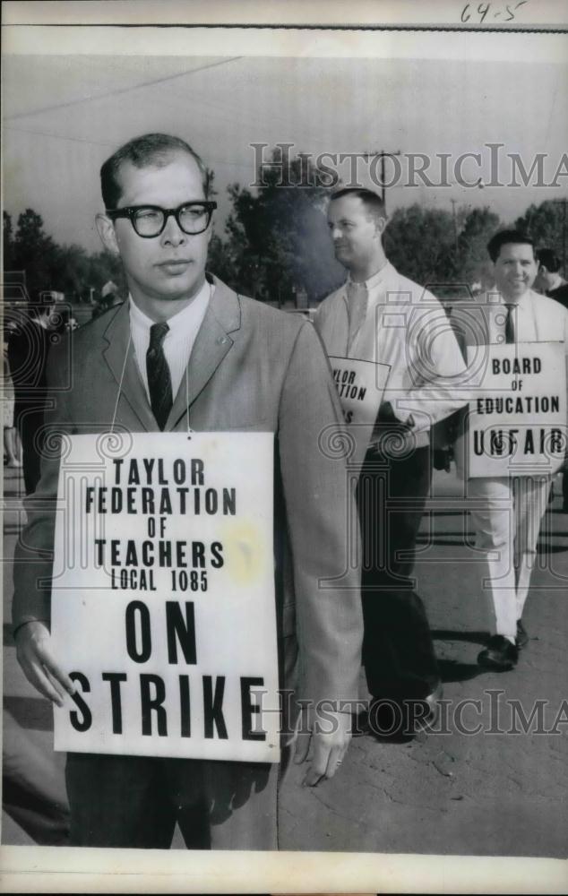1966 Press Photo Rollie Hopgood, Pres. of Taylor Federation of Teachers - Historic Images