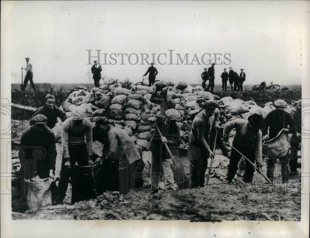 1938 Press Photo Cleanup of flooding in Belgium at sandbagged area - nea24723 - Historic Images