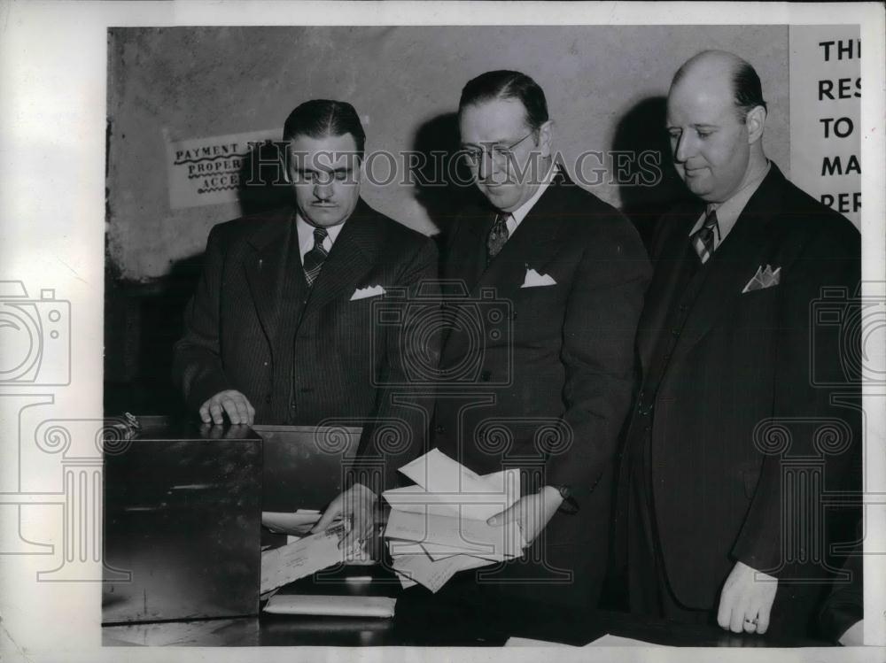 1945 Press Photo EH Mallon,Col Frank Seymour,VJ Raler of Treasury Dept - Historic Images