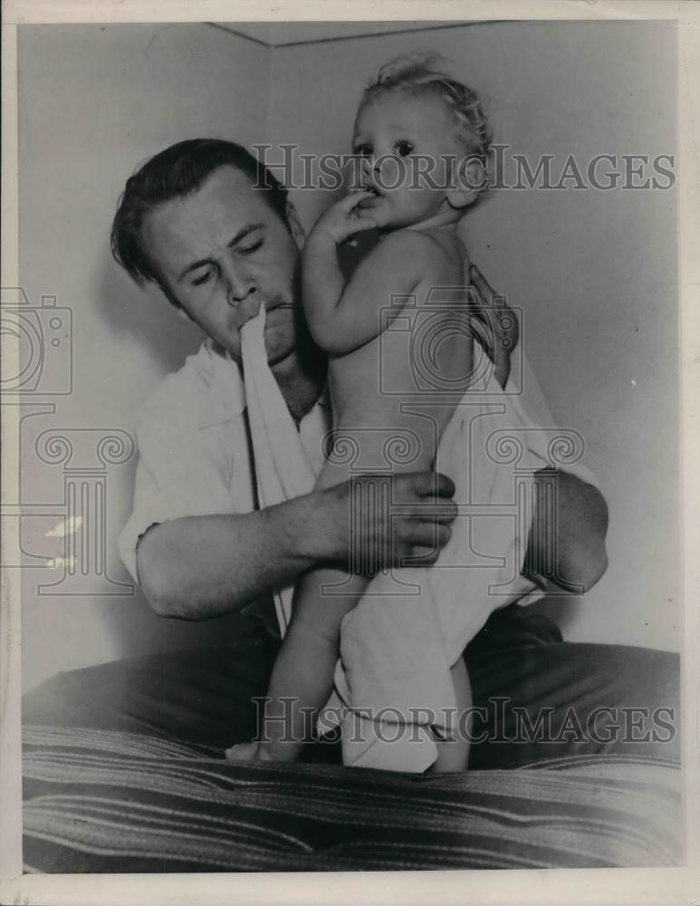 1940 Press Photo Wayne Mayes Changes Baby&#39;s Diaper - nea23963 - Historic Images