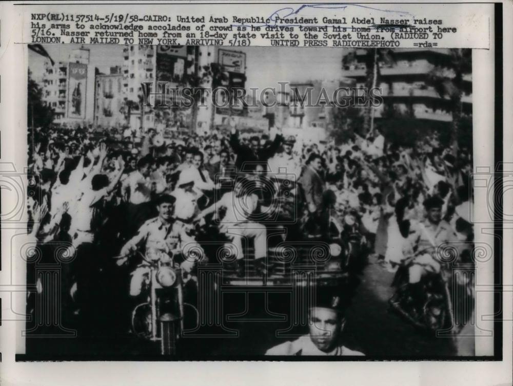 1958 Press Photo U.A.E Pres. Gamal Abdel Nasser, acknowledge accolades of crowds - Historic Images