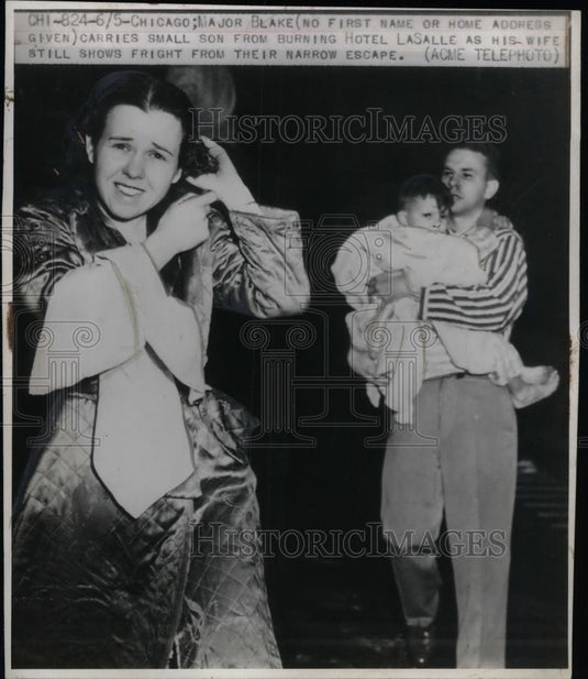 1948 Press Photo Maj.Blake carry his son from burning hotel LaSalle in Chicago. - Historic Images