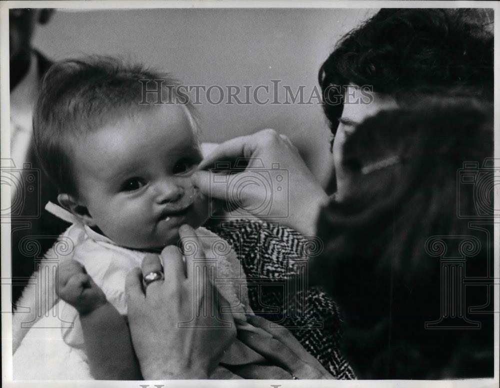 1961 Press Photo Baby Sheila Horne Licks Sugared Vaccine, Mother Hilda Horne - Historic Images