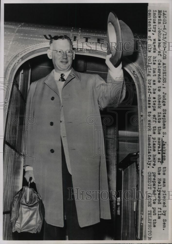 1950 Press Photo Judge Stephen S. Jackson Waving Hat Arriving In Hollywood - Historic Images