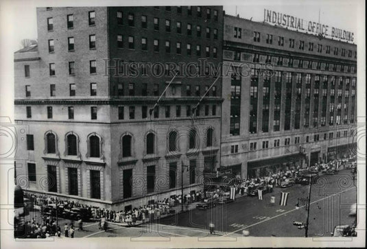 1945 Press Photo At U.S. Employment in Newark to sign for employment benefits. - Historic Images
