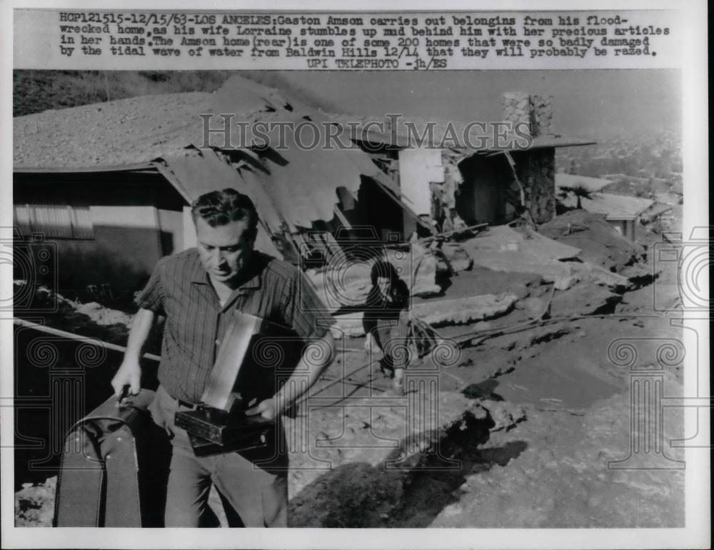 1963 Press Photo Gaston Amson &amp; Wife Lorraine Carrying Belongings After Flood - Historic Images