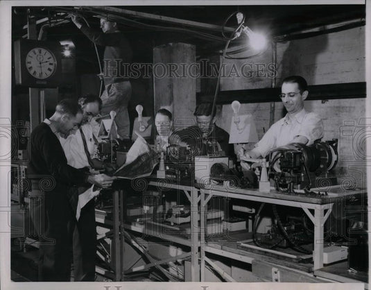 1944 Press Photo Tom Garry And Other Workers Prepare Platform At Chicago Stadium - Historic Images