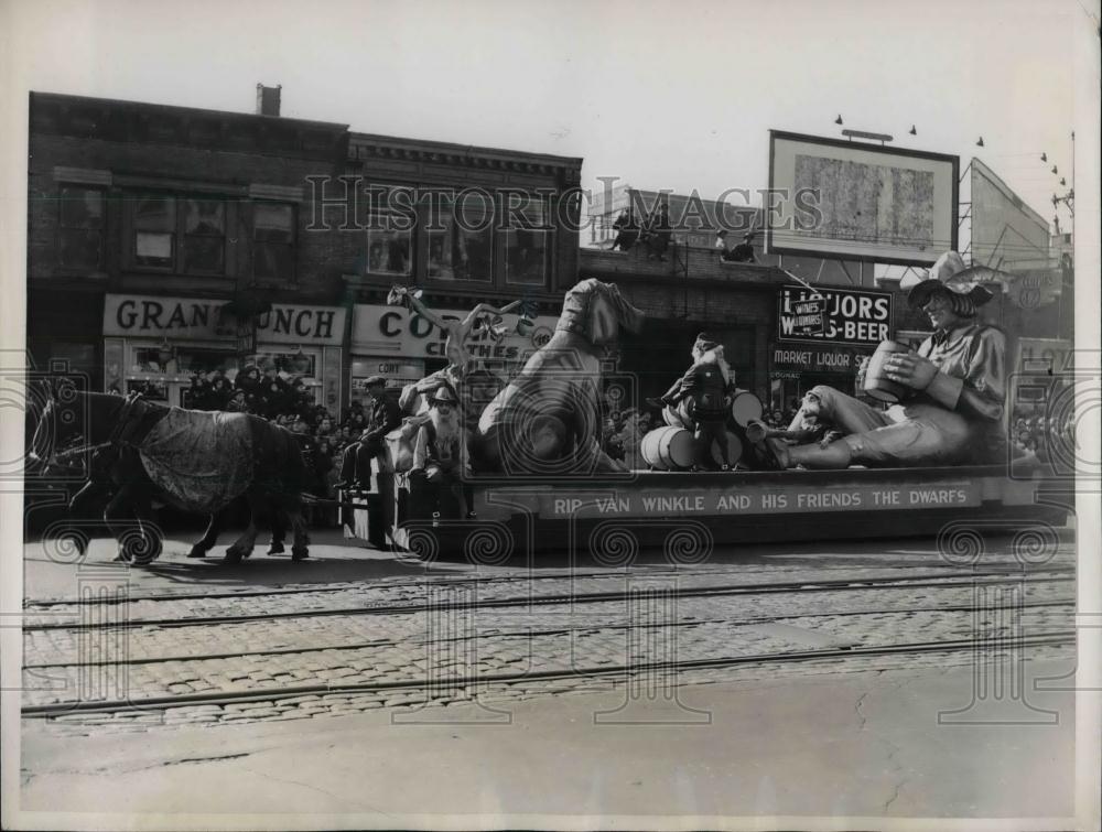 1939 Press Photo Inflated Rip Van in Newark&#39;s Thanksgiving Day Parade. - Historic Images