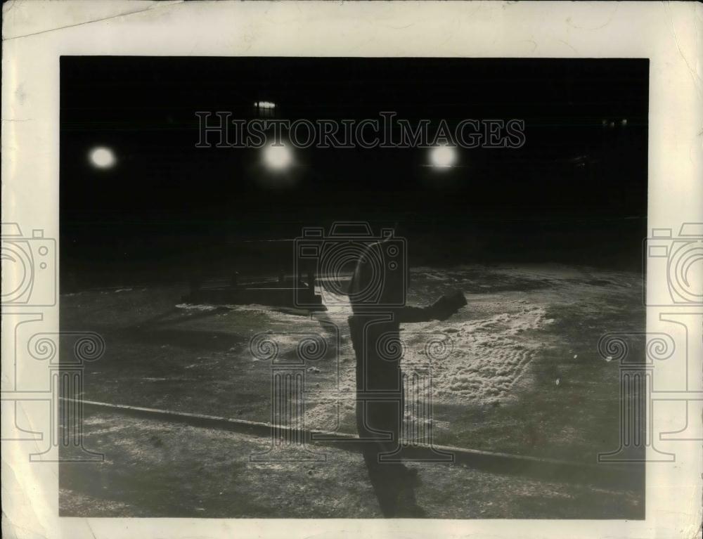 1941 Press Photo Lighting at U.S. Factory - nea19925 - Historic Images
