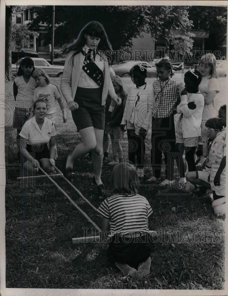 1969 Press Photo Girl Scout Laura Emmons doing tinikling bamboo dance - Historic Images