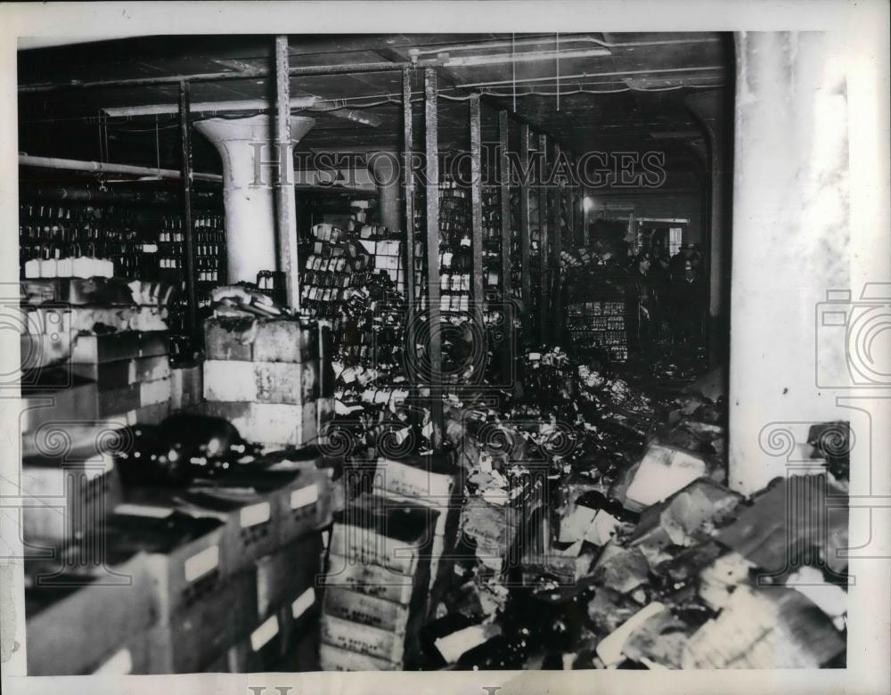 1944 Press Photo Blaze wrecks drug dept. R.H. Macy and Company Long Island - Historic Images