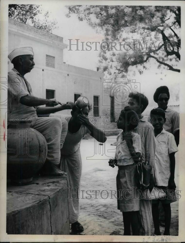 1963 Press Photo New Delhi Citizens Quenching Thirst with Charitable Water - Historic Images