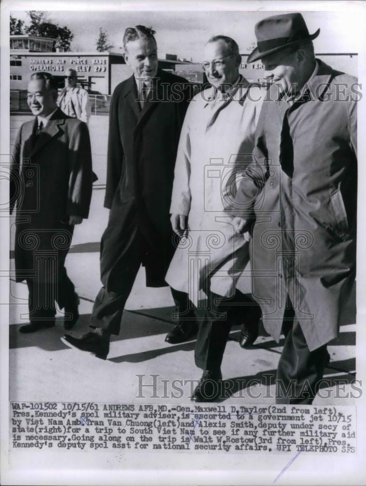 1961 Press Photo Gen. Maxwell D. Taylor, Van Chuong, Alexis Smith, Walt Rostow - Historic Images