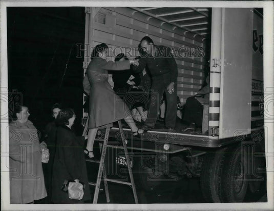 1946 Press Photo Thousands In LA Walk Or Hitch Hike To Work During Bus Strike - Historic Images