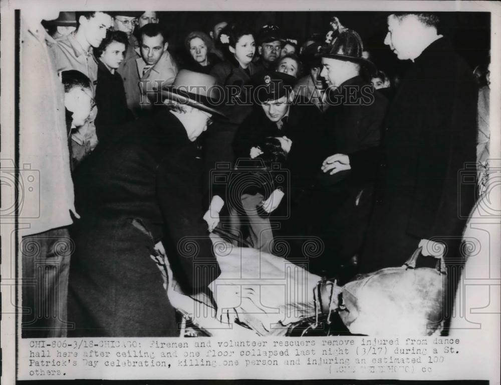 1956 Press Photo Chicago police & firemen rescue people at dance hall - Historic Images