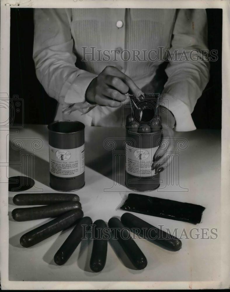 1947 Press Photo Cook Preparing Sausage Dish - nea26168 - Historic Images