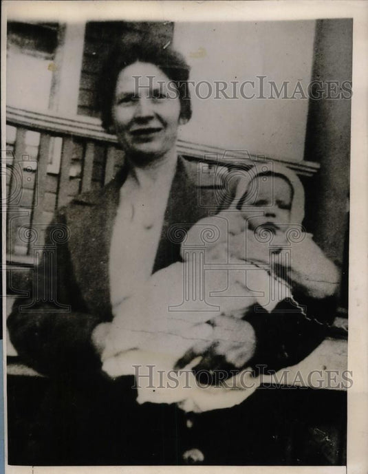 1927 Press Photo Victim Mrs. Richard Stringer & Daughter Marian - nea22099 - Historic Images