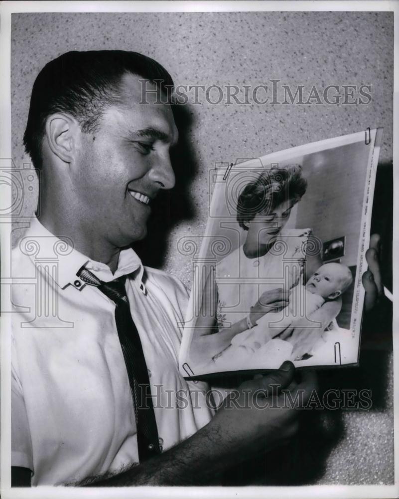 1961 Press Photo Johnny Blanchard gets first look at his two-day-old son - Historic Images