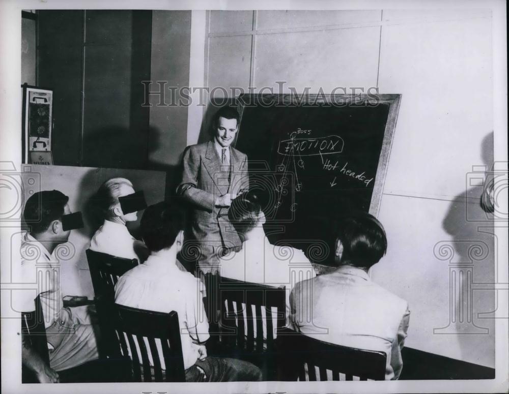 1955 Press Photo Veterans Attend Group Therapy Session At VA Hospital - Historic Images
