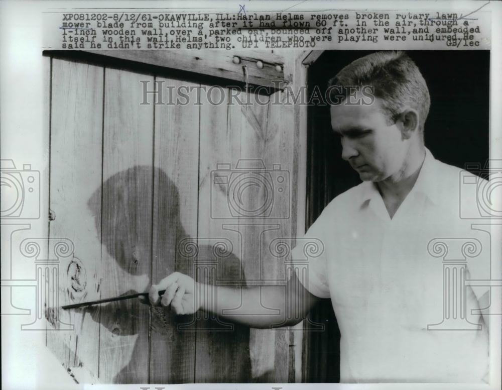 1961 Press Photo Harlan Helms removes broken rotary with broken lawn mower blade - Historic Images