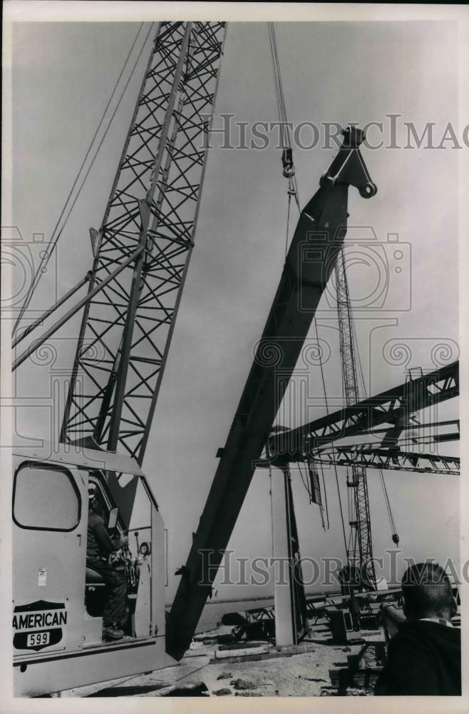 1963 Press Photo Lifting Mast on Crane - nea19626 - Historic Images