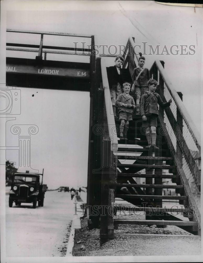 1938 Press Photo Children on steps of pedestrian bridge over Kingston Bypass - Historic Images