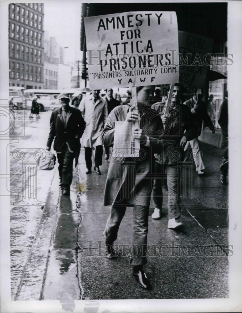 Press Photo A picket line in protest. - nea21768 - Historic Images