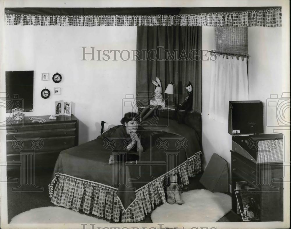 1959 Press Photo Corner bed with ceiling valance and spread trim, teenager room - Historic Images