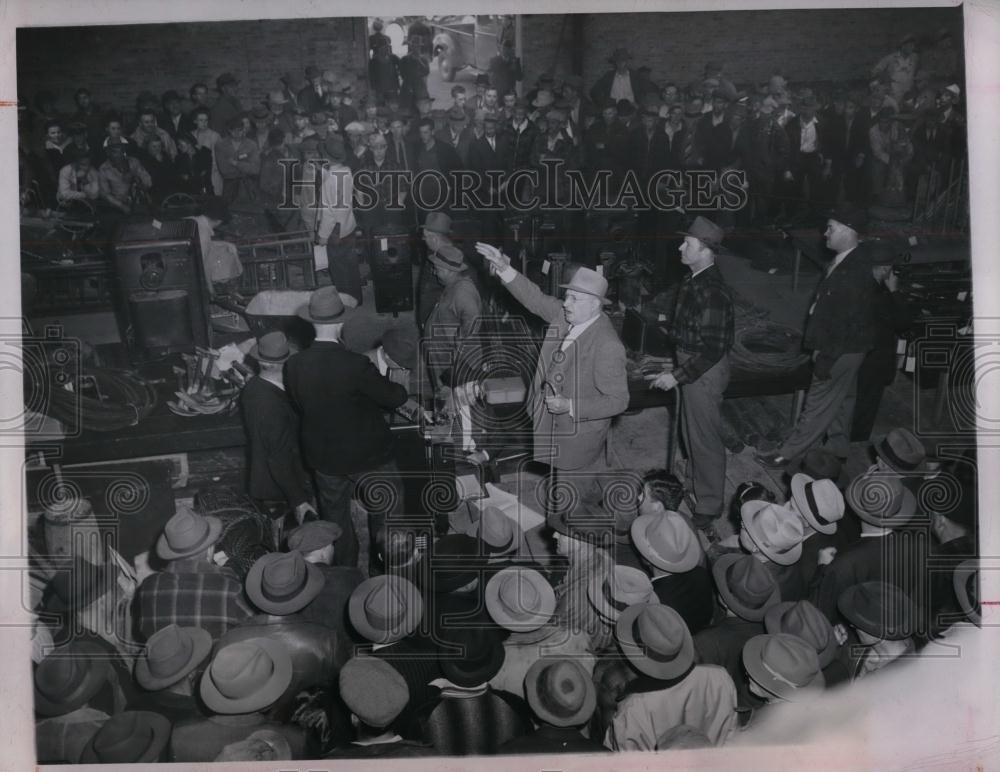 1944 Press Photo Govt. surplus auction in Waukesha, Wis. - nea25438 - Historic Images