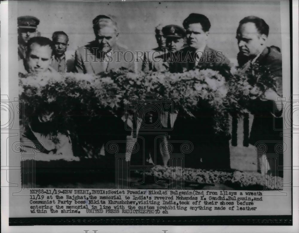 1955 Press Photo Soviet Premier Nikolai Bulganin lays a wreath at Rajghat. - Historic Images