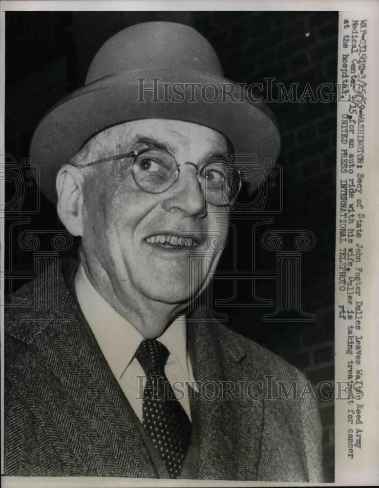 1959 Press Photo Sec. of State John Foster Dulles leaves Walter Reed Army Center - Historic Images