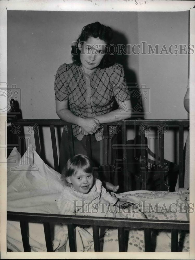 1945 Press Photo Carol Wheeler Wife Of S 1/C Frank Wheeler &amp; Daughter Lillian - Historic Images