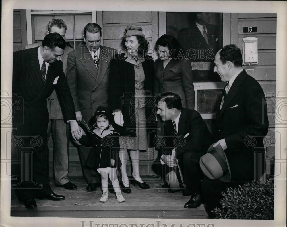 Press Photo NY Gov. Thomas Dewey Meets Veteran and Family - nea25216 - Historic Images