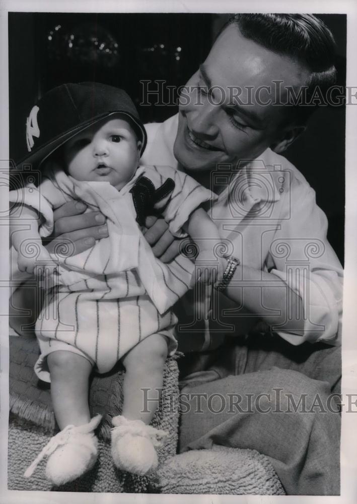 1956 Press Photo Yankees David Wheeler and 8 Week Old Daughter Louise - Historic Images
