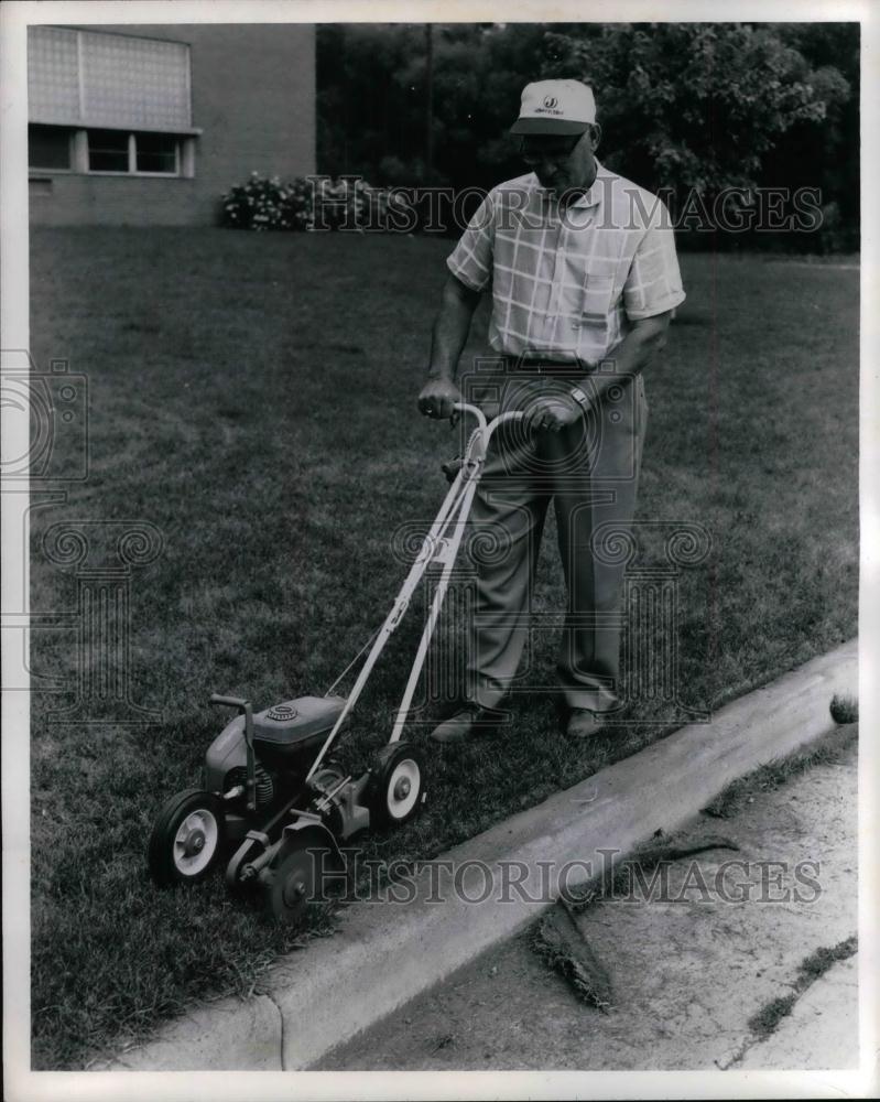 1962 Press Photo New edger tool for lawns demonstrated - nea23758 - Historic Images