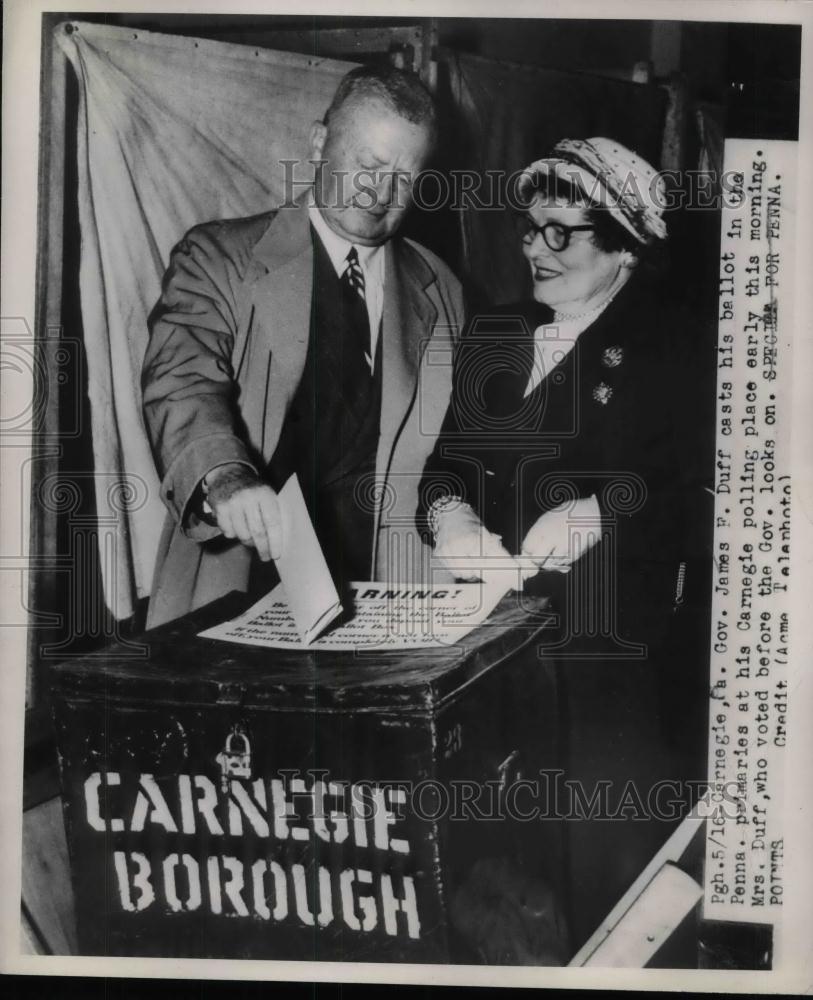 1950 Press Photo Gov. James F. Duff casts his ballot in the Penna. primaries at - Historic Images