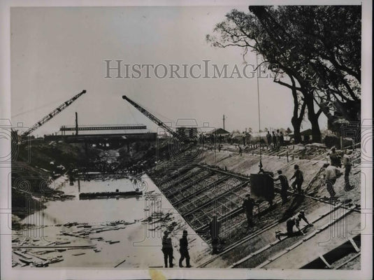 1936 Press Photo New Orleans workmen completing storm Canals to pump water rain - Historic Images